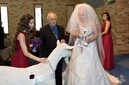Домашняя коза стала важной гостьей на свадьбе своей хозяйки